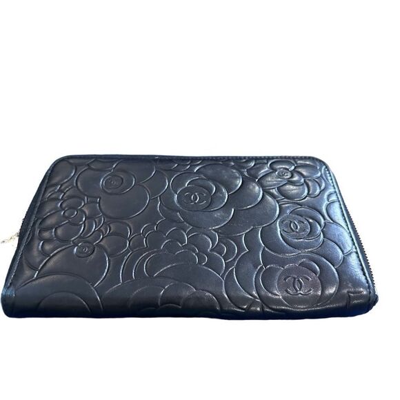 Chanel leather camellia clutch with golden camellia - Picture 7 of 15